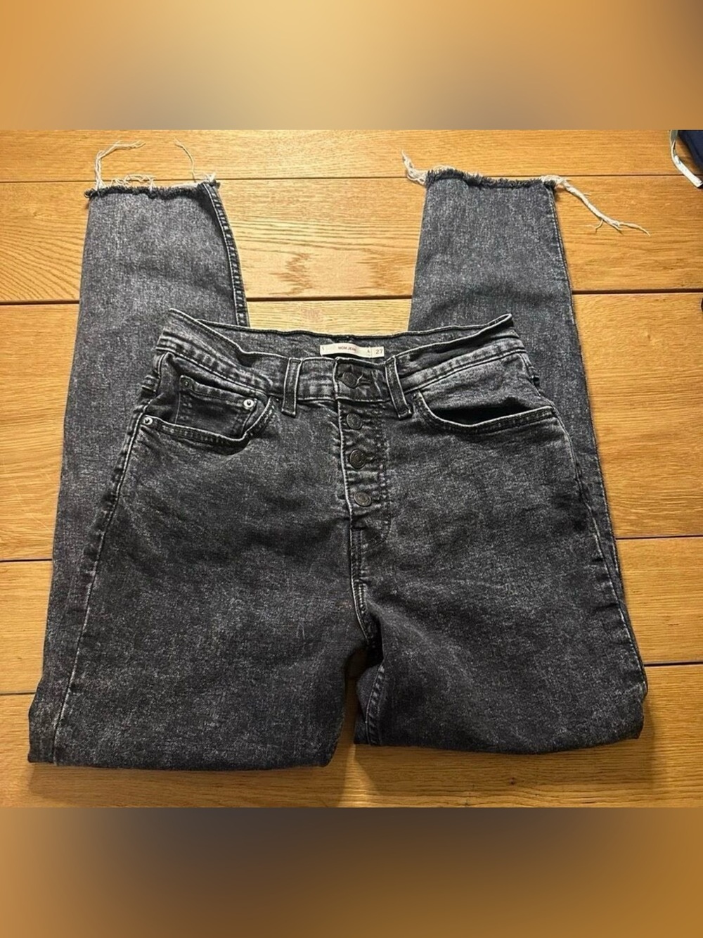 Levi's High Rise Mom Jean in Black Acid-Wash. Size 27.